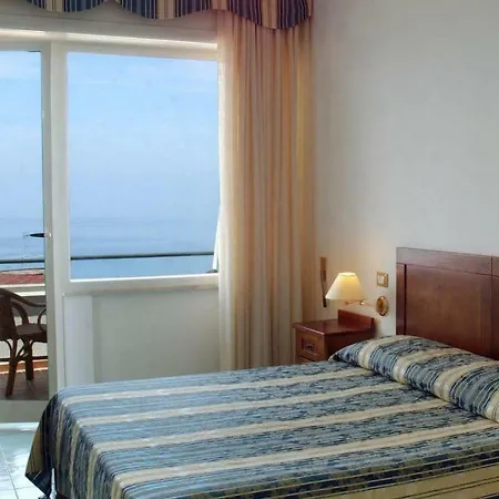 Ξενοδοχείο Baia 4*